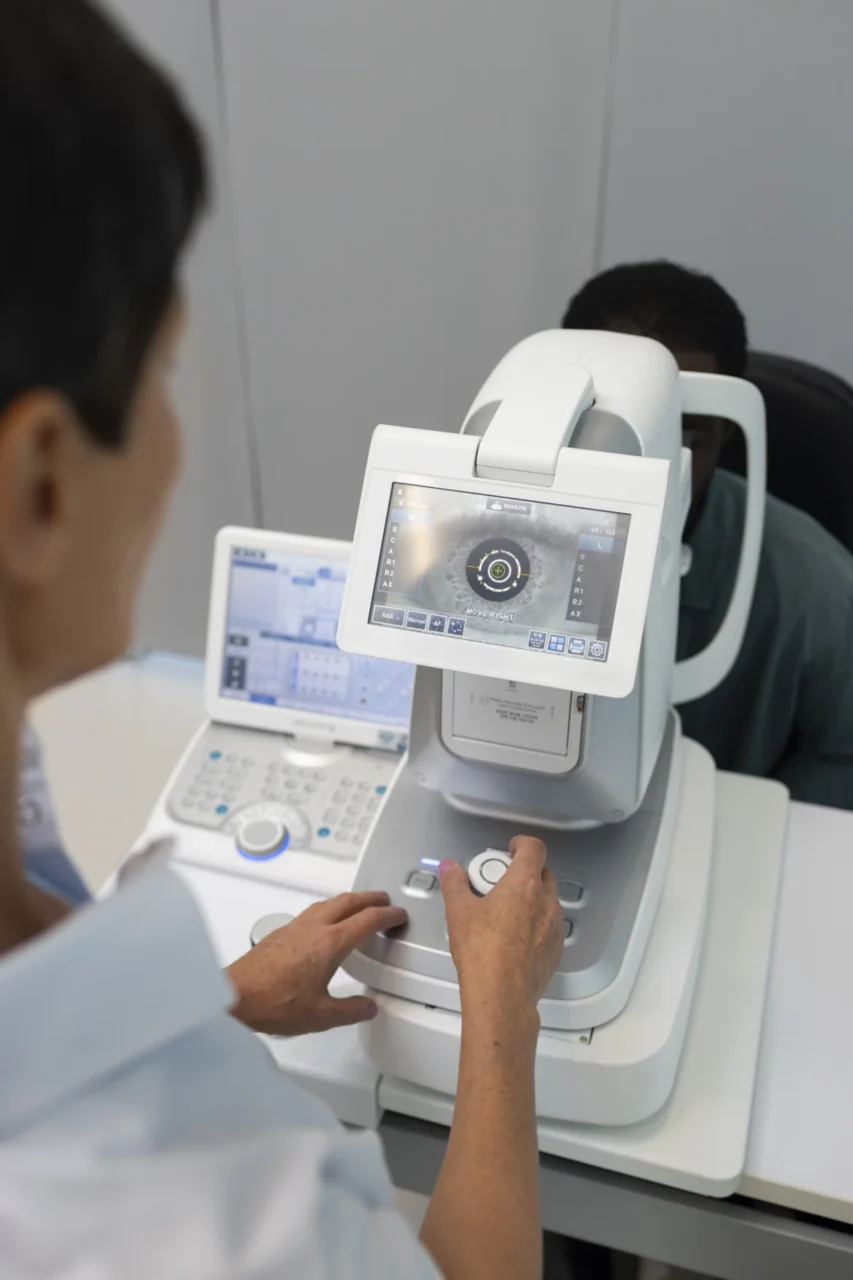 Equipamento computadorizado de exame oftalmológico com tela