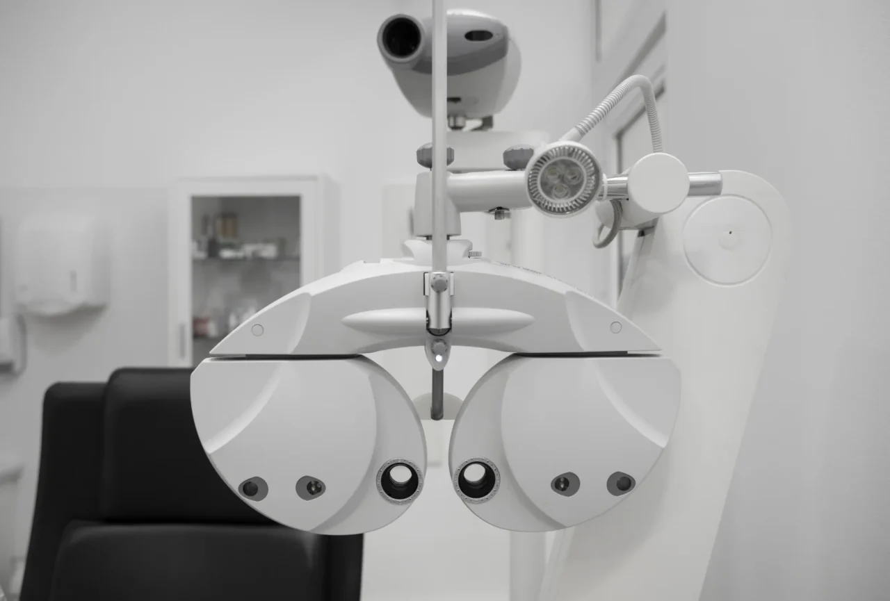 Consultório oftalmológico com equipamentos de exame